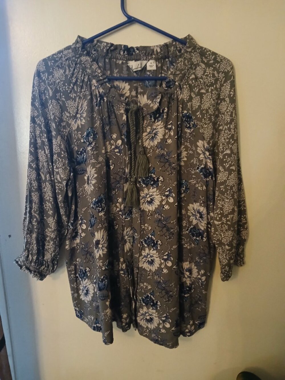 Cafe Marrakesh women's gray and white flower floral print blouse Size Small